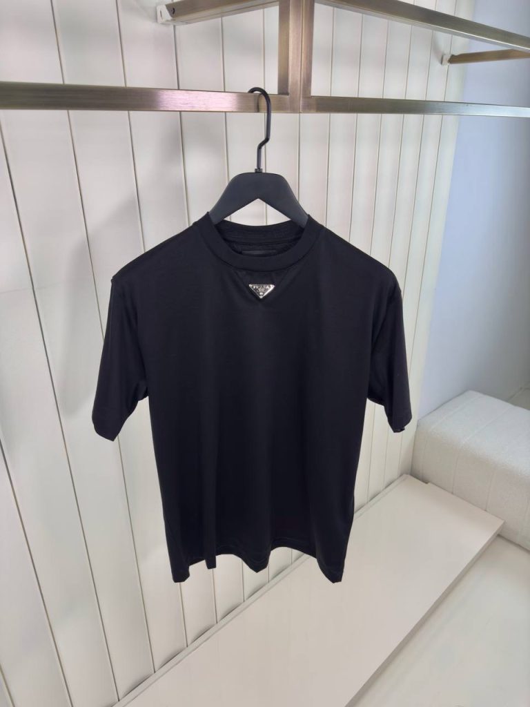 Black prada neck logo cotton tee