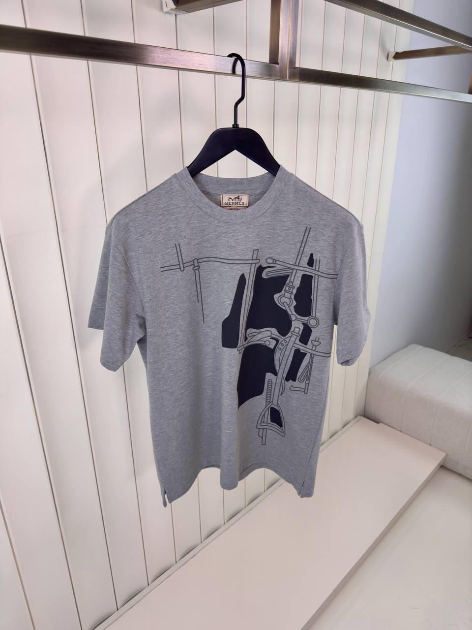 Light Gray hermes harnais en gouache 3D cotton tee