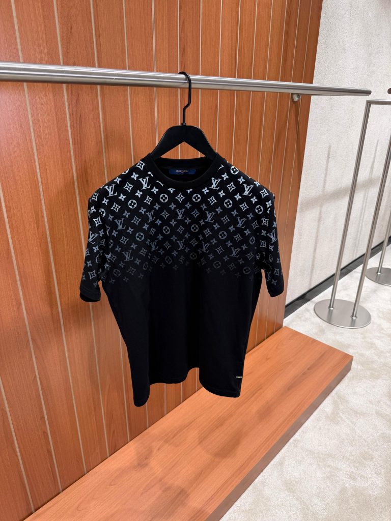 Black LV ski gradient cotton tee
