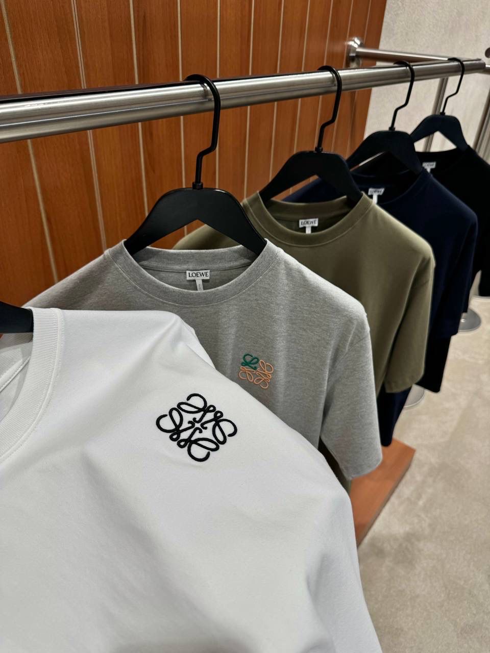 Green loewe embroidered logo cotton tee - Image 4