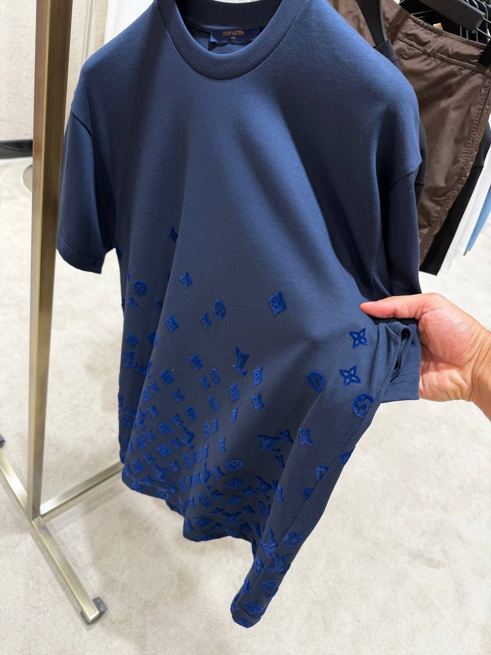Navy LV Flock Print Monogram Gradient cotton tee - Image 4