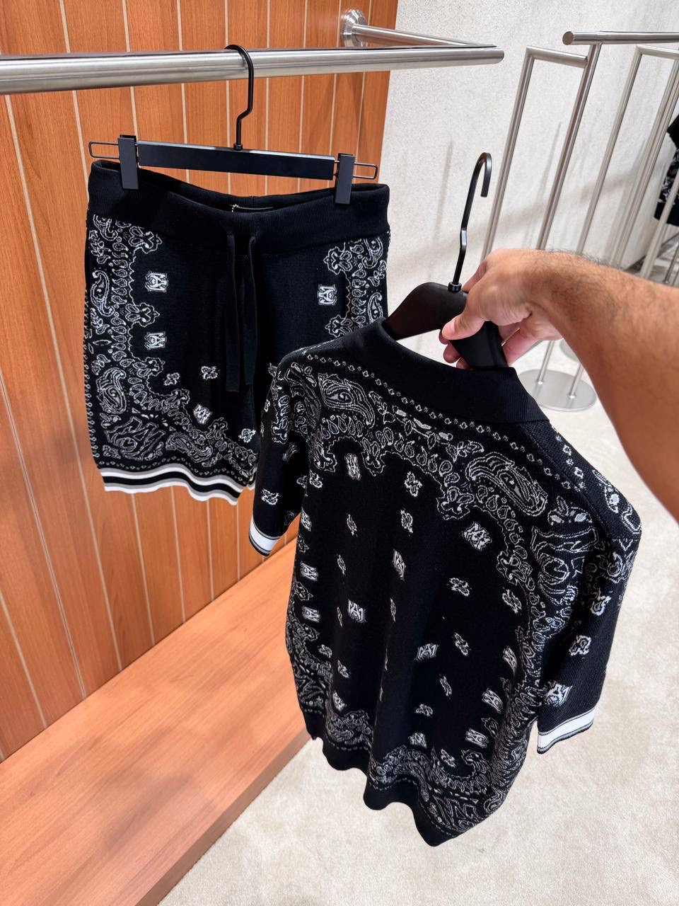 Black AMIRI Bandana knitted paisley embroidered logo polo shorts set - Image 2