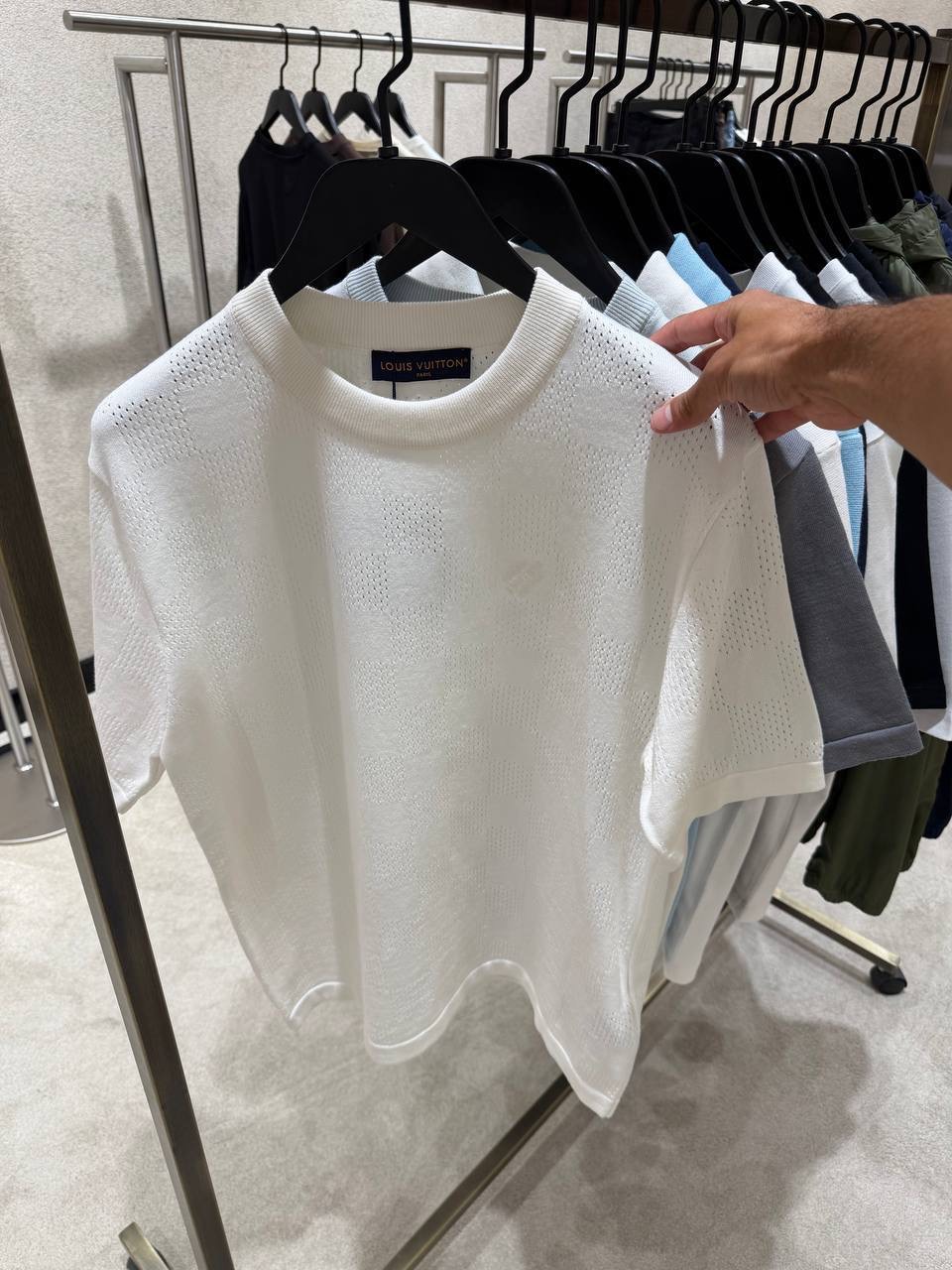 White LV pointelle signature damier motif knitted cotton tee - Image 4