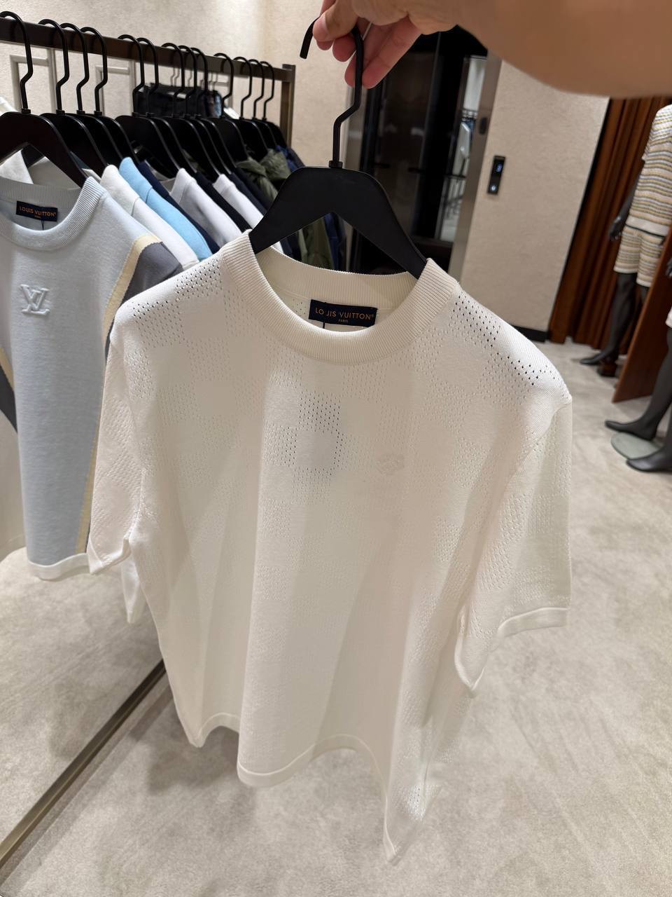 White LV pointelle signature damier motif knitted cotton tee - Image 6