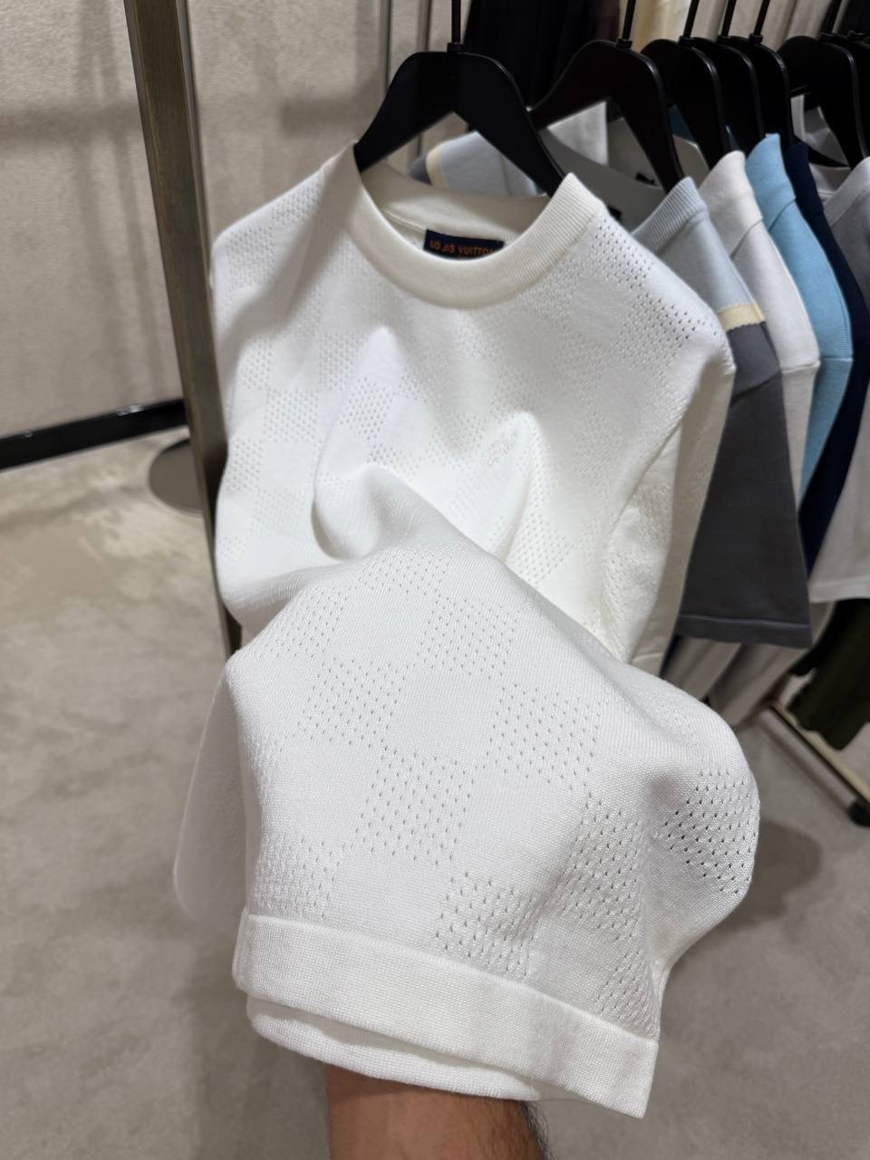 White LV pointelle signature damier motif knitted cotton tee - Image 7