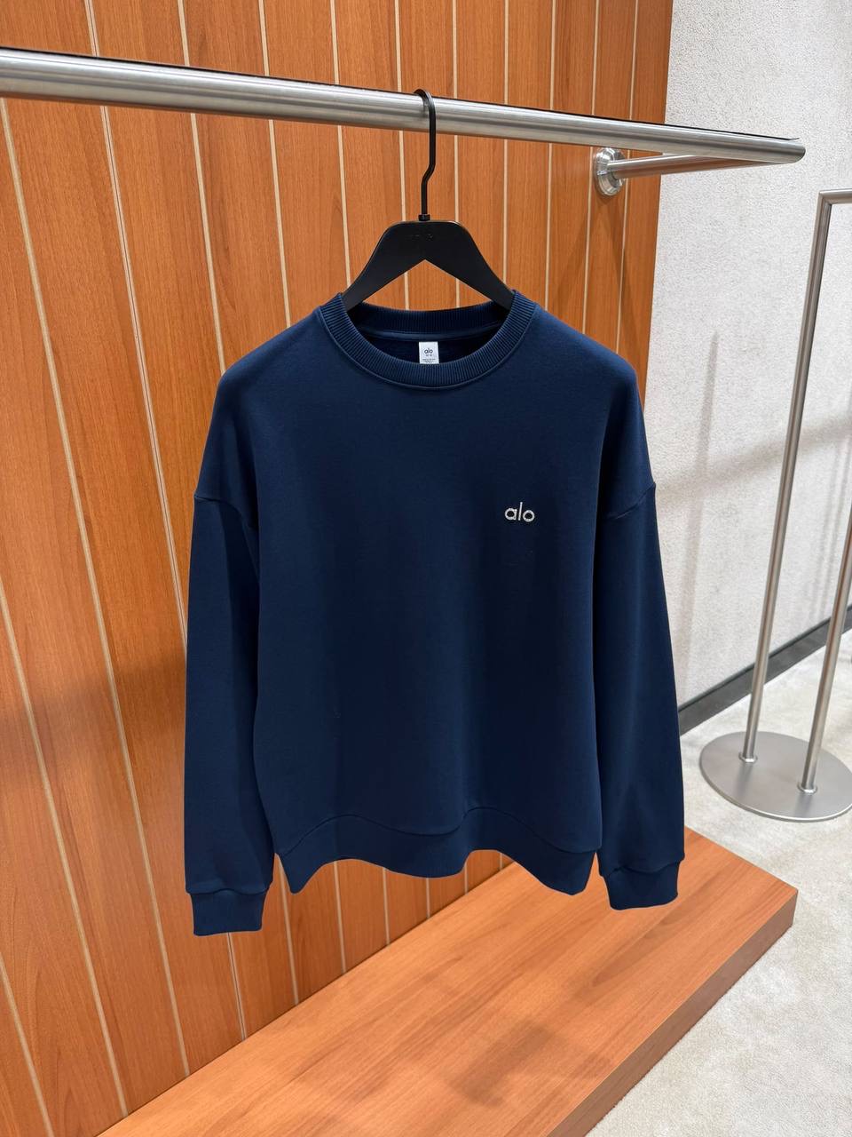 Navy Alo Yoga Accolade crew neck cotton sweatshirt