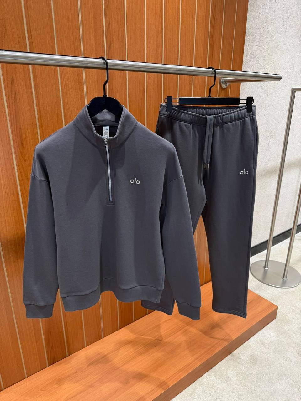 Gray Alo Yoga Accolade 1/4-zip tracksuit