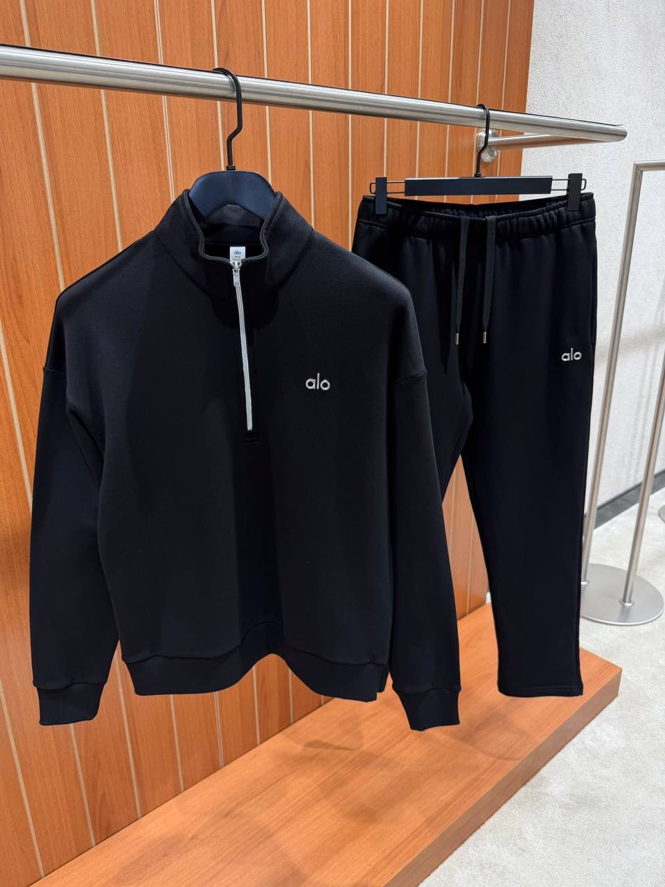 Black Alo Yoga Accolade 1/4-zip tracksuit